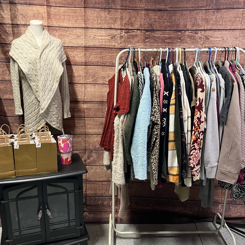 TRACIE AND NATE ARE LIVE NOW! Couples Closet Clearout! Women's XS-2X! - Picture 6 of 8
